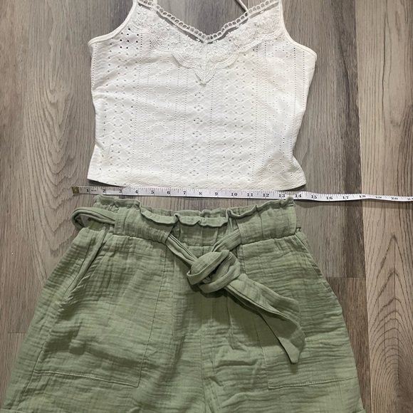 Light Green High-Waist Paper Bag Shorts & White Lace Tank Set - Picture 4 of 6